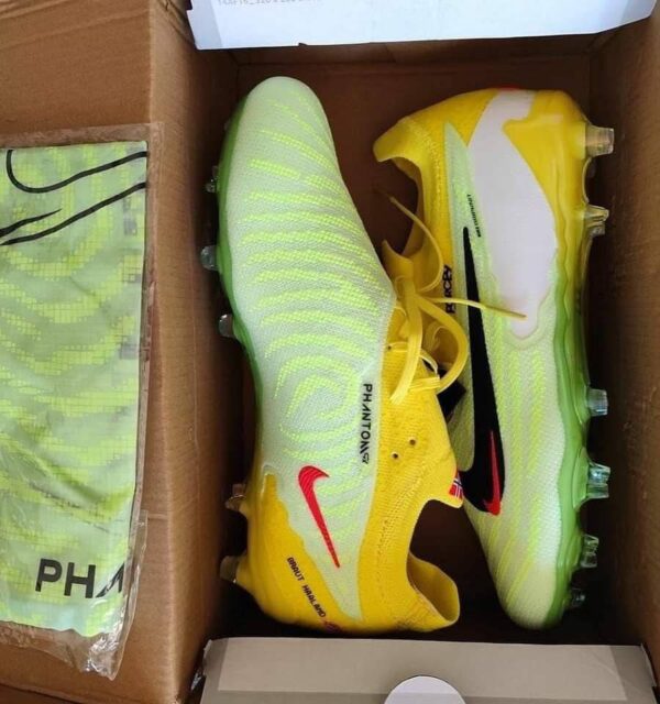 Soccer cleats - Image 3
